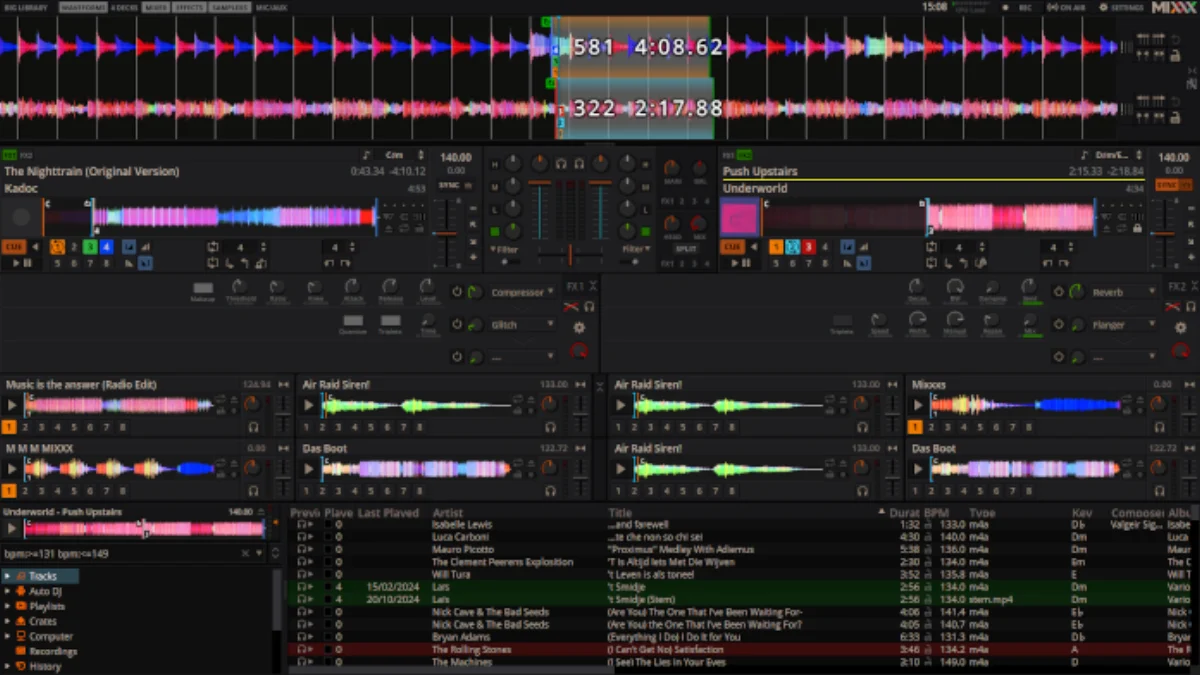 Mixxx 2.5 的 LateNight 双播放台界面与音乐库